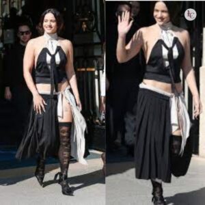 Rosalía desfila look preto e branco ousado na Semana de Moda de Paris 2025, chamando atenção pelo estilo autêntico e pelos despigmentados (1)