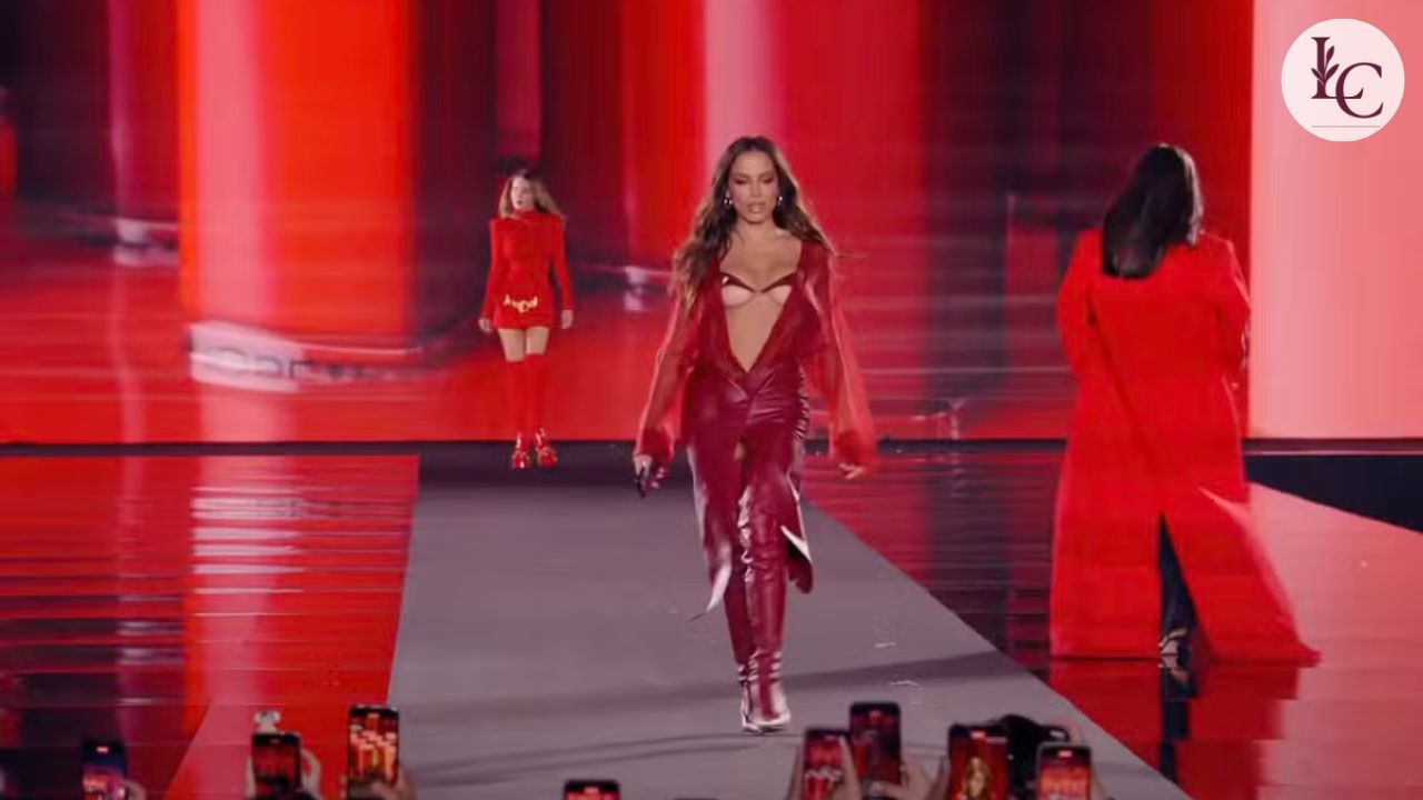 Belinda sofre queda durante o desfile Le Défilé da L’Oréal em Paris Fashion Week 2025 e é ajudada por Anitta, que reforçou a mensagem de sororidade feminina na passarela (1)